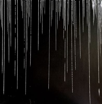 une photo en noir et blanc montrant la pluie tombant du ciel