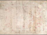 un tapis ancien orné d'un motif floral sur fond gris