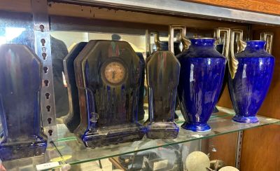 de nombreux vases bleus exposés dans une vitrine