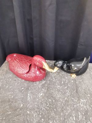 Deux canards en céramique dont un formant une terrine