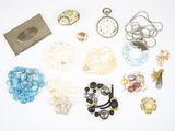 plusieurs types de bijoux différents sur une surface blanche