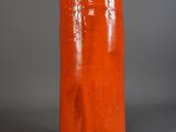 une bougie orange posée sur une table