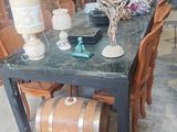 deux photos d'une table et de chaises dans un magasin
