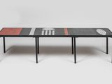 une table noire recouverte de carreaux rouges et blancs