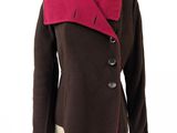 une veste marron et rose sur une tête de mannequin