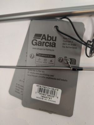 une paire de ciseaux et une carte bancaire posés sur une table