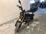 une moto qui est garée dans un garage