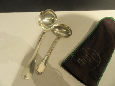 deux cuillères et deux cuillères posées sur une table