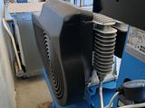 une machine posée sur une table dans une pièce