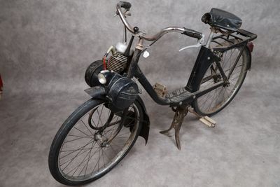 un vélo garé par terre dans la pièce