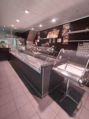une image d'un comptoir de charcuterie dans un restaurant