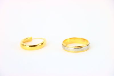 une paire d'alliances en or sur fond blanc