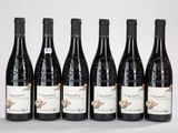 six bouteilles de vin sont alignées dans une rangée