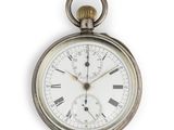 une montre de poche en argent avec des chiffres romains sur le cadran