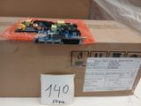 une boîte contenant un circuit imprimé, posée sur une table