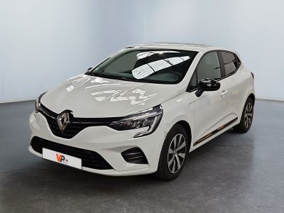 La voiture blanche est garée dans une pièce au sol gris