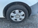 une voiture blanche qui a un pneu crevé