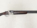 un fusil de chasse posé sur une table