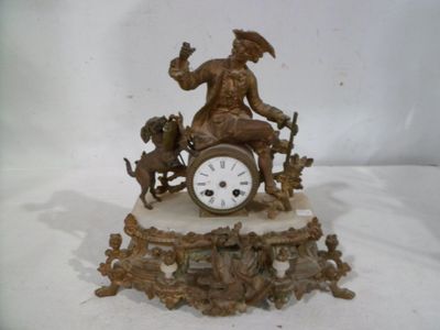une horloge posée sur une table et surmontée d'une statue