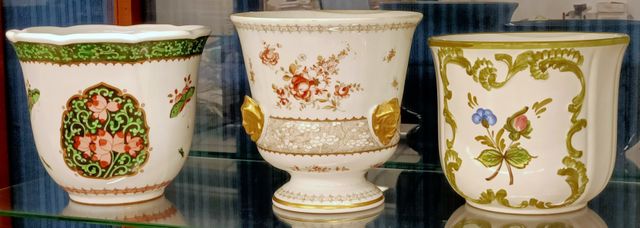 Trois cache-pots en faïence et porcelaine