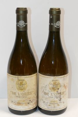 deux bouteilles de vin posées sur une table l'une à côté de l'autre
