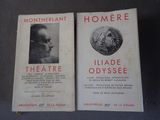 deux livres sont posés l'un à côté de l'autre sur une table