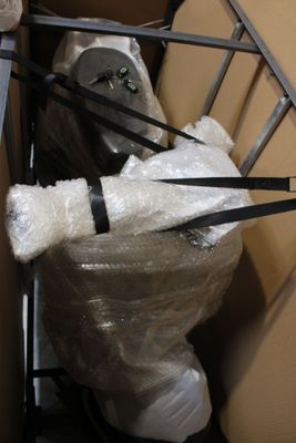 un chat enveloppé dans du plastique et emmitouflé dans une chaise