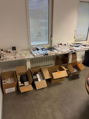une pièce où s'entassent des cartons, encore et encore, par terre