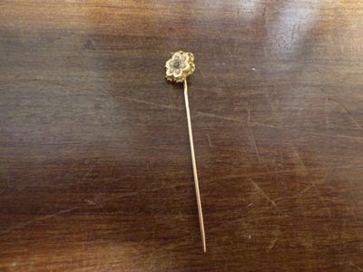 un bâton orné d'une fleur, posé sur une table