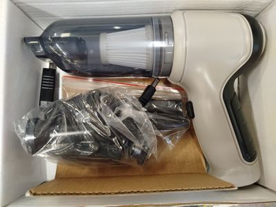 une boîte contenant un aspirateur et d'autres objets