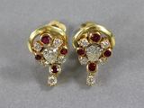une paire de boucles d'oreilles en rubis et diamants