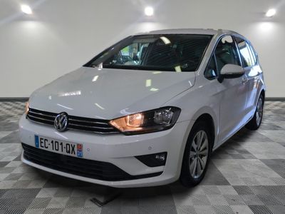 la volkswagen polo blanche est garée dans une pièce au sol à carreaux