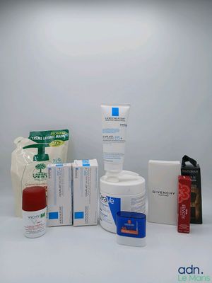 de nombreux types de produits de soins de la peau sur la table