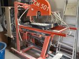 la photo d'une machine qui se trouve dans un garage