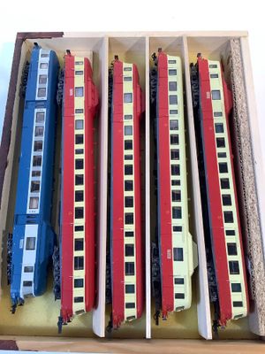 une boîte contenant tout un tas de petits trains