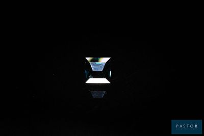 une image représentant une fenêtre dans une pièce sombre, à travers laquelle passe un rayon de lumière