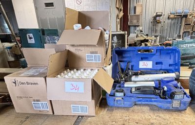 de nombreux cartons posés à même le sol dans l'entrepôt