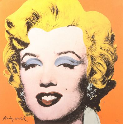 une image représentant un tableau de Marilyn Monroe sur fond orange