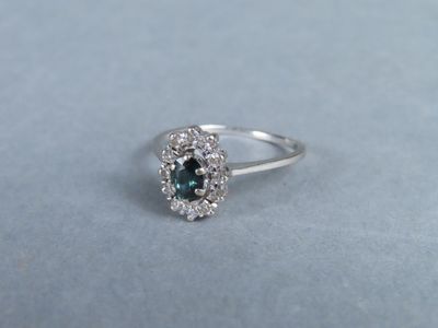 une image d'une bague ornée d'un diamant central bleu et blanc