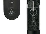 une cafetière noire et une télécommande sur fond blanc