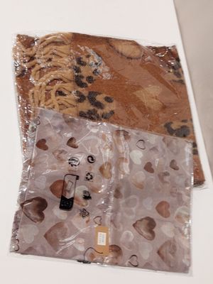 un ordinateur portable posé sur une table recouverte d'une housse en plastique