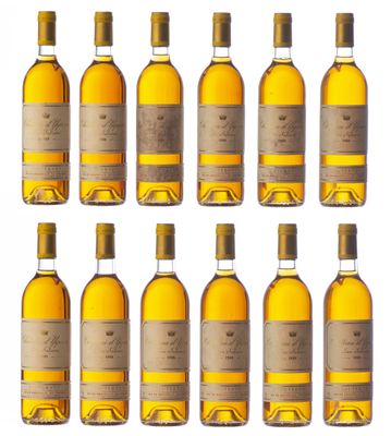 un groupe de bouteilles de vin posées sur une surface blanche