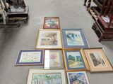 beaucoup de photos encadrées par terre dans un magasin