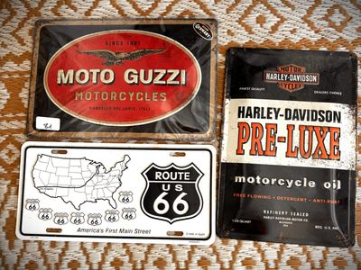 trois plaques d'immatriculation de moto sont posées sur une table