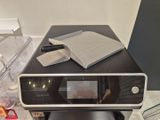 un micro-ondes posé sur un comptoir