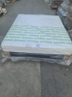 un matelas posé à même le sol dans l'entrepôt