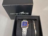 deux montres et un bracelet dans une boîte posée sur une table