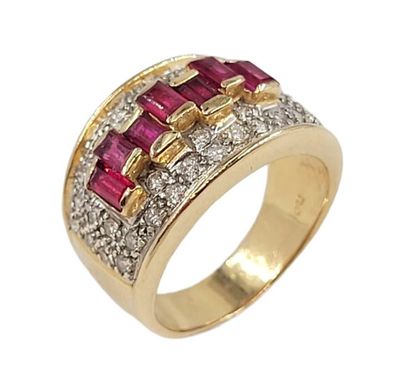 un gros plan d'une bague en or sertie de rubis et de diamants