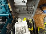 une trousse à outils posée sur une table
