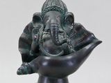 une image représentant une statue en bronze d'un éléphant posée sur un bol